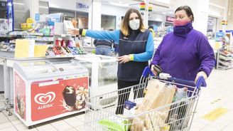 Obchody musí od středy regulovat počet zákazníků v prodejně. Hrozí panické nákupy, varuje Prouza