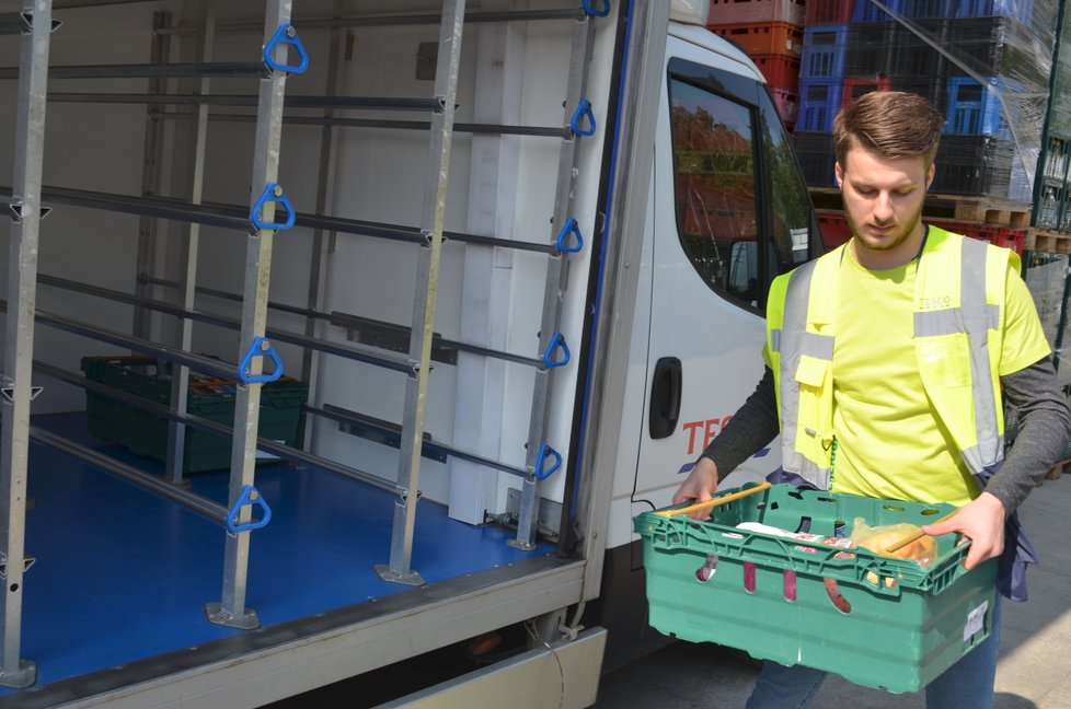 Řidič rozdělí zboží do chladicích i tepelných boxů a vyráží. Nákup donese až do kuchyně.