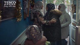 Brity rozzuřili muslimové ve vánoční reklamě Tesca.