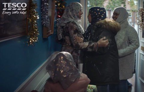 Muslimové ve vánoční reklamě pobouřili Brity. Tesco se brání: U nás je vítaný každý zákazník