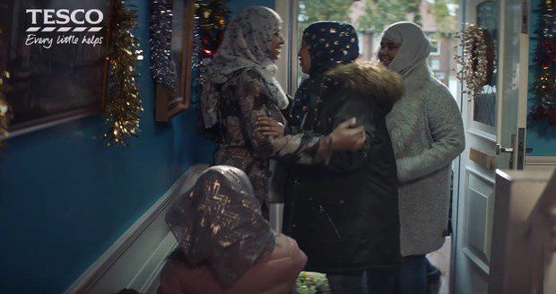 Muslimové ve vánoční reklamě pobouřili Brity. Tesco se brání: U nás je vítaný každý zákazník