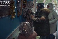 Muslimové ve vánoční reklamě pobouřili Brity. Tesco se brání: U nás je vítaný každý zákazník