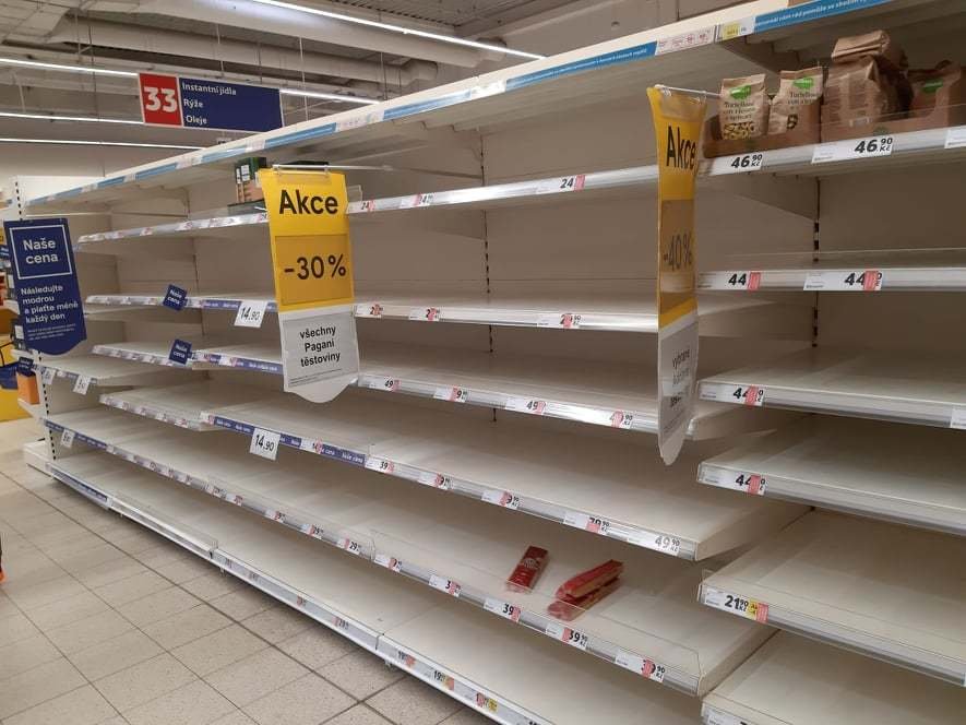 Tesco na Skalce: Lidi v panice vykoupili trvanlivé potraviny. Bojí se koronaviru a připravují se na domácí karanténu.