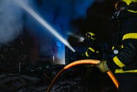 Neštěstí na jihu Čech: Požár autodílny nepřežil senior (†75)