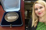 Náměstkyně Lenka Teska Arnoštová obdržela za protikuřácký zákon medaili WHO.