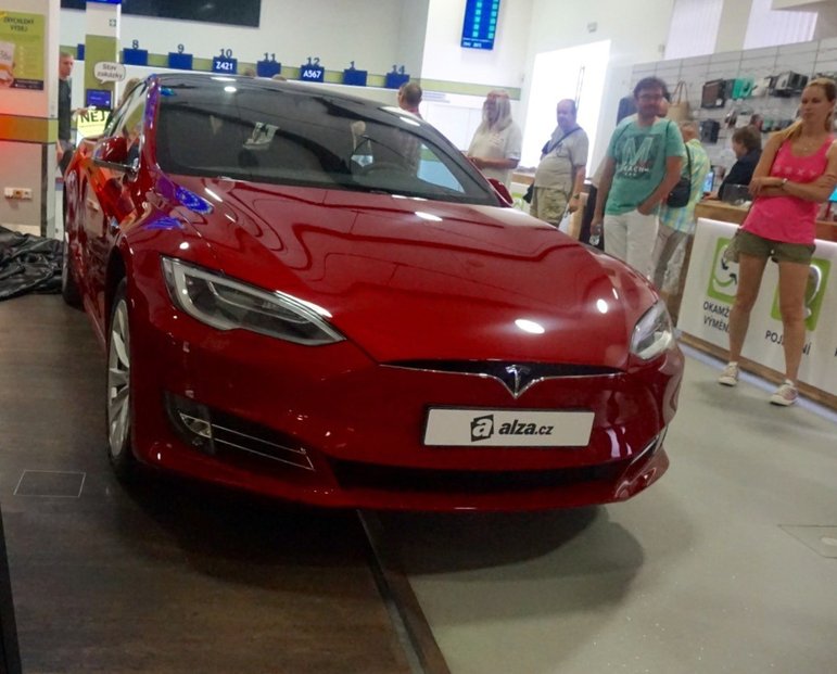 Alza zahájila prodej elektromobilů Tesla