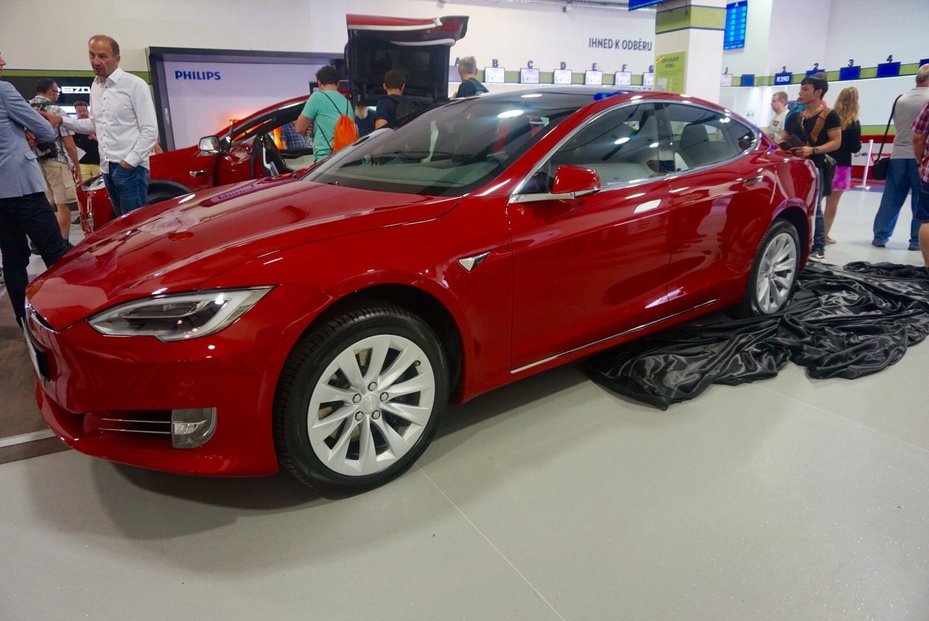 Alza zahájila prodej elektromobilů Tesla