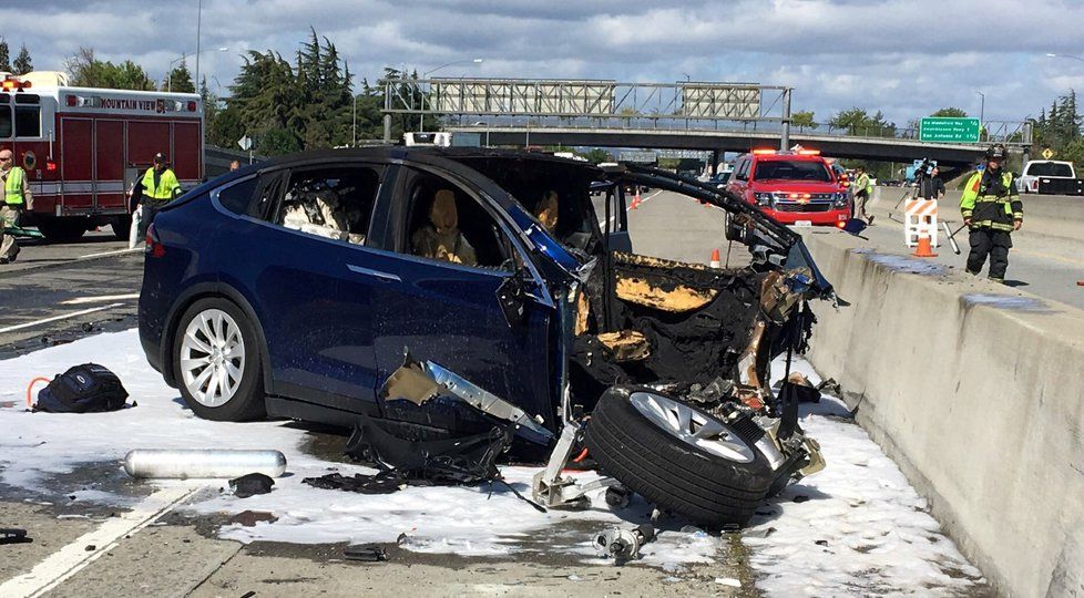 Nehoda na dálnici nedaleko kalifornského Mountain View. Elektrické SUV značky Tesla nabouralo do betonového bloku, řidič údajně nechal řízení na autopilotovi.