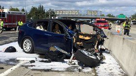 Nehoda na dálnici nedaleko kalifornského Mountain View. Elektrické SUV značky Tesla nabouralo do betonového bloku, řidič údajně nechal řízení na autopilotovi.