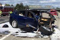 Samořiditelné auto Tesla zabilo svého řidiče: Autopilot „přehlédl“ betonovou zátarasu