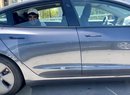 Tesla začne hlídat řidiče používající funkci Autopilot vnitřní kamerou