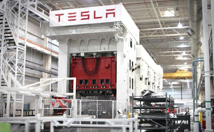 Tesla postaví v Evropě Gigafactory. Mohla by stát v České republice!