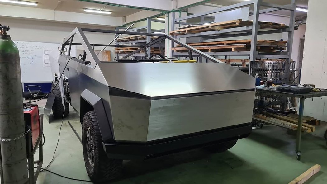 Tesla Cybertruck replika