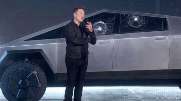 Tesla chtěla ukázat odolnost nového "neprůstřelného" pick-upu. Moc se to nepovedlo