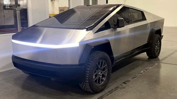 Tesla Cybertruck má zase o krok blíže sériové verzi. Jak se liší od originálu?