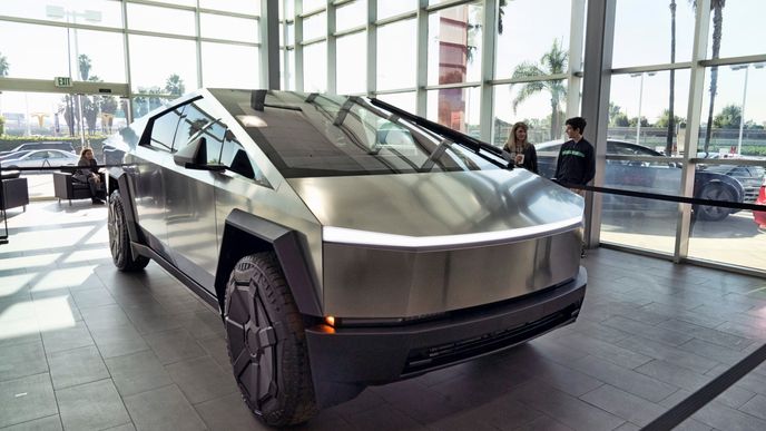 Tesla Cybertuck v kalifornském showroomu automobilky