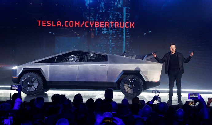 Tesla představila elektrický pickup. Skončilo to prasklinami v neprůstřelném skle