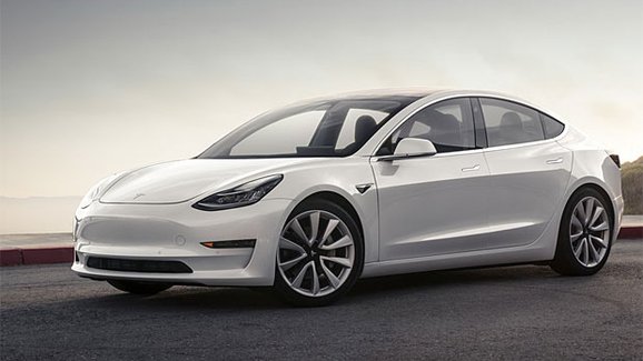 Model 3 má jen průměrnou kvalitu, varují analytici. Ani jste ho neřídili, brání se Tesla