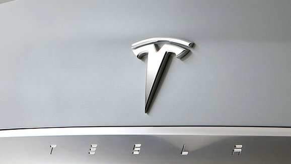 Tesla vykázala druhý čtvrtletní zisk za sebou, akcie posílily
