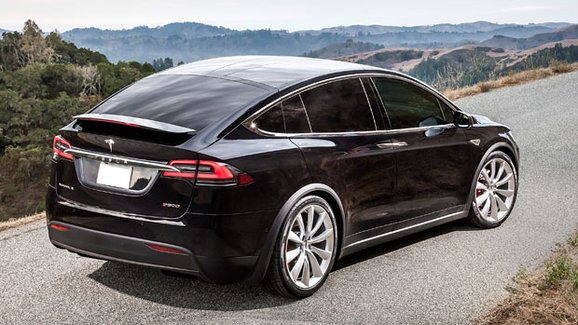 Tesla má za sebou rekordní kvartál, ale nový Model 3 s pochybnostmi