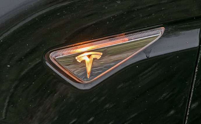 Tesla a její záhadné obchodní výsledky: Jak udělat ze ztráty zisk