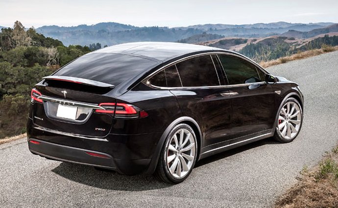 Výrobce elektromobilů Tesla poprvé za tři roky vykázal zisk