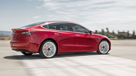 Tesla dodala ve čtvrtletí na trh rekordní počet aut