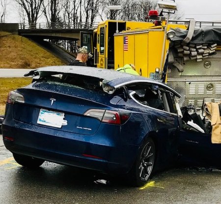 Tesla se rozsekala o hasičský náklaďák.