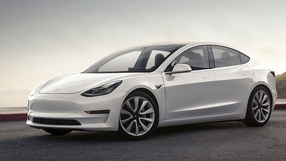 Tesla Model 3 oficiálně. Kolik ujede? A jak vypadá její interiér?