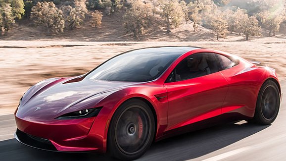 Tesla šokovala svět. Odhalila nový Roadster! Chce být nejrychlejším autem světa...