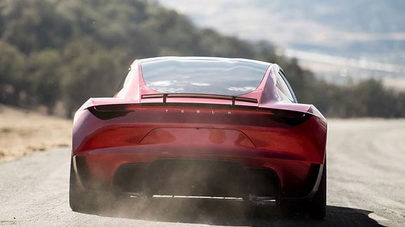 Podívejte se na neskutečné zrychlení Tesly Roadster. A pozor, přijde ještě rychlejší verze!