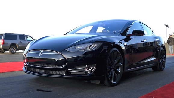 Tesla Model S P85D: Elektromobil s výkonem 515 kW a pohonem všech kol