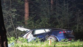 Nehoda vozu Tesla S v holandském Baarnu (2016). Při havárii nebyl aktivní autopilot. Řidič jel navíc příliš rychle.