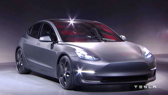 Tesla Model 3 odhalena: Miniverze Modelu S hlásí už 115.000 objednávek