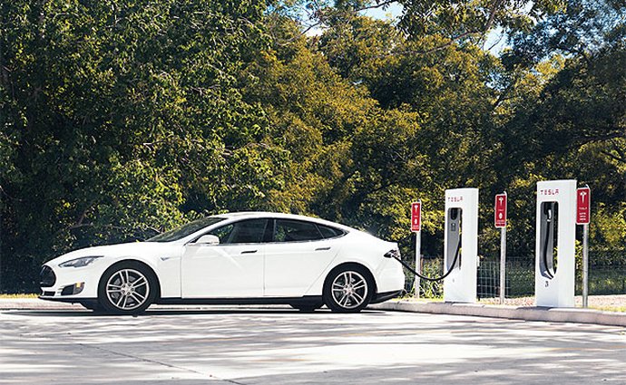 Tesla a rychlonabíjení: Svět elektromobilů chce změnit dvěma způsoby