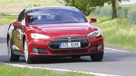 Ojetá Tesla Model S: Jak funguje iPhone na kolech po letech?