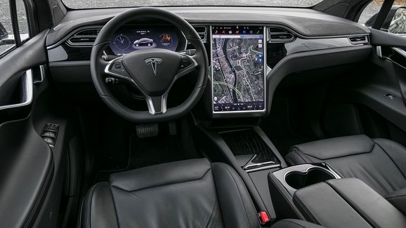 Tesla svolává 134.951 vozidel kvůli čipu infotainmentu, který nevyhnutelně selže