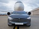 Elektromobil Tesla Model X utáhne i 115tunový letoun Boeing 787-9 Dreamliner