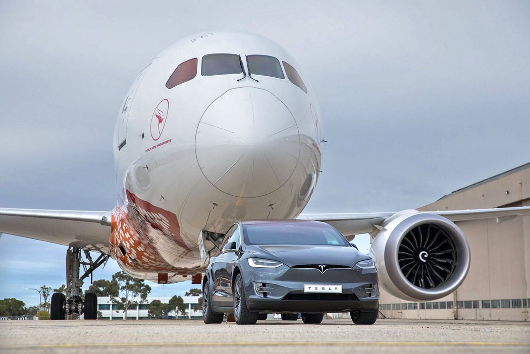 Tesla Model X utáhne i 115tunový letoun Boeing 787-9 Dreamliner