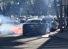 Další Tesla v plamenech. Elektromobil vzplál v centru města z ničeho nic