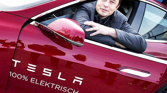 Elektromobily, tunely, rakety i plamenomety. V čem všem už má Elon Musk prsty?