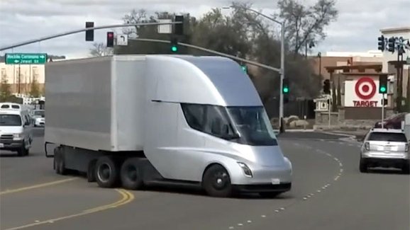 Tesla Semi: Elektrický tahač už jezdí v reálném provozu