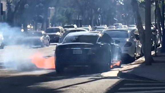 Další Tesla v plamenech. Elektromobil vzplál v centru města z ničeho nic