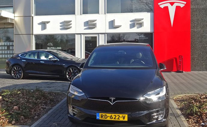 Tesla hasí jeden požár za druhým. Jakým problémům Muskova společnost čelí?