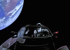 Tesla Roadster se Starmanem za volantem poprvé obletěl Slunce