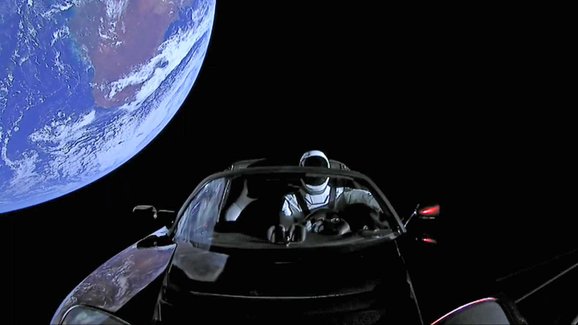 Tesla Roadster se Starmanem za volantem poprvé obletěl Slunce