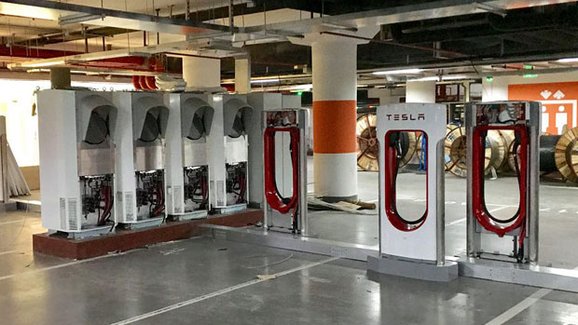 Největší nabíjecí síť Tesly vzniká v Číně. Pro kolik elektromobilů?