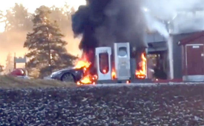 Video: Tesla Model S shořela při nabíjení na prach