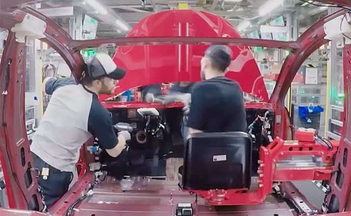 Video: Podívejte se, jak se vyrábí Tesla Model 3