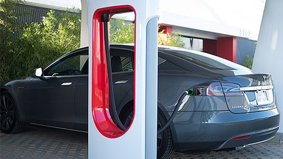 Tesla chce v Česku vybudovat čtyři supernabíječky